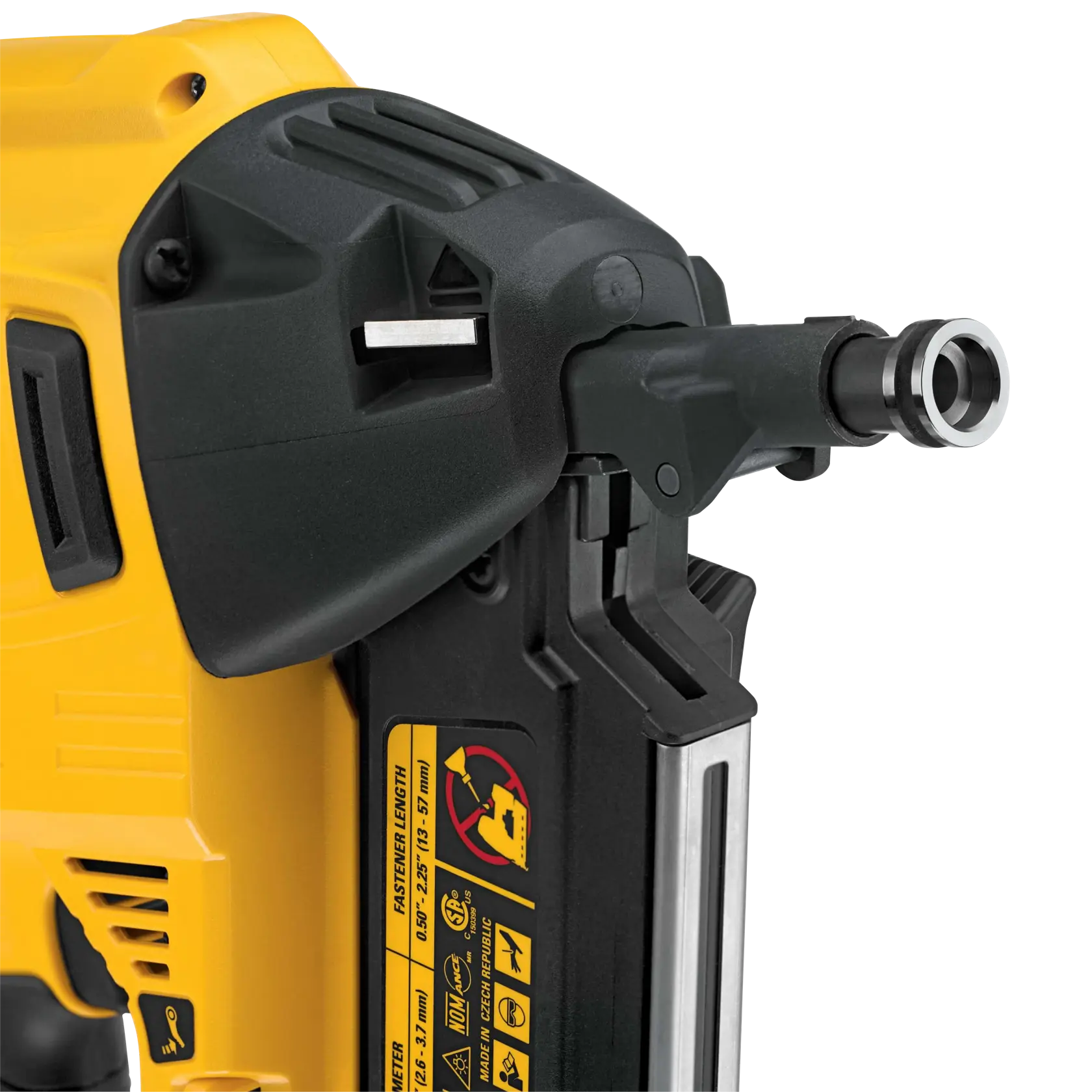 Nærbilde av et gult og svart DEWALT DCN8903 elektrisk verktøy, som viser festemekanismen og advarselsmerker.